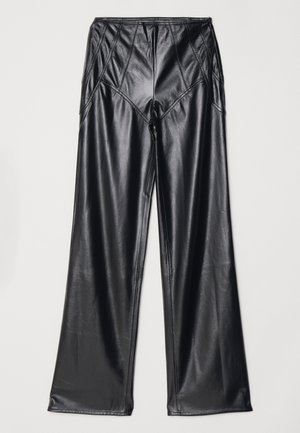 Schwarze Kunstlederhosen mit glatter Textur, weitem Bein und genähten Details entlang der Taille und Seiten. Flach liegende Präsentation.
