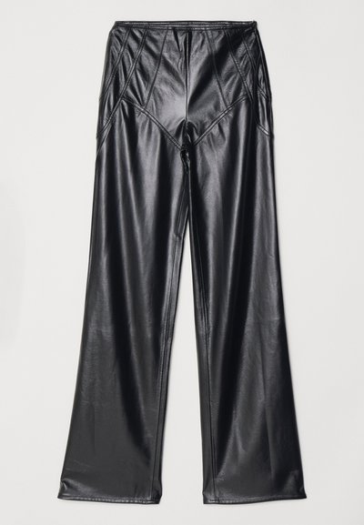 Fekete műbőr nadrág sima textúrával, széles lábakkal és varrott részletekkel a deréknál és az oldalakon. Fektetett bemutatás.