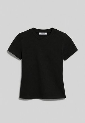 T-shirt noir ajusté à manches courtes avec col rond et une petite étiquette blanche à l’intérieur du col portant l’inscription "IVY OAK."