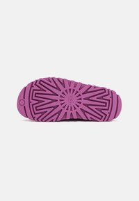 UGG GOLDENGLOW - Sandale s platformom - mangosteen