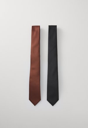Deux cravates côte à côte : l'une en satin marron foncé et l'autre en satin noir, toutes deux avec une pointe et une texture lisse.