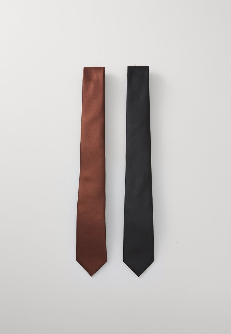 Deux cravates côte à côte : l'une en satin marron foncé et l'autre en satin noir, toutes deux avec une pointe et une texture lisse.