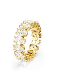 Guldring prydd med ovalformade klara ädelstenar, arrangerade i en kontinuerlig rad, som visar en glittrande och elegant design.