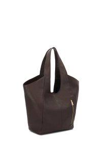 Rjava usnjena torba za vsakodnevno uporabo z oblikovanim dizajnom, ki ima odprt vrh, podolgovate ročaje in žep na zadrgo na eni strani.