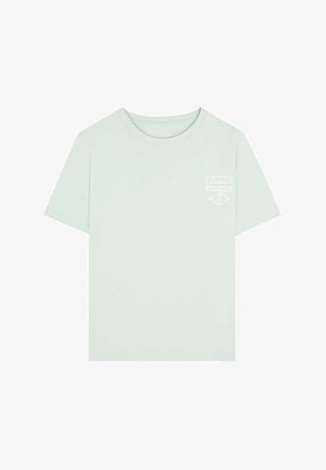 Hellgrünes Kurzarm-T-Shirt aus Baumwolle mit Rundhals, das ein kleines weißes Logo auf der oberen linken Brust hat.