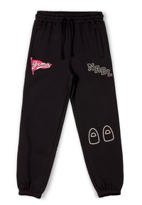 Schwarze Jogginghose mit elastischem Bund. Verfügt über das pinke "grmu"-Logo, "NABL" in Weiß und eine weiße Umrandung von Schuhen am Unterschenkel. Weiches Material.