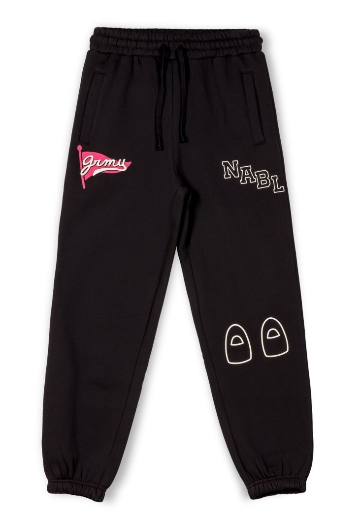 Schwarze Jogginghose mit elastischem Bund. Verfügt über das pinke "grmu"-Logo, "NABL" in Weiß und eine weiße Umrandung von Schuhen am Unterschenkel. Weiches Material.