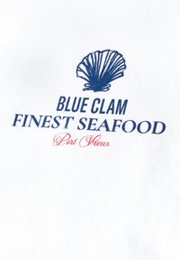 Bílá látka s modře vyšitým textem: "BLUE CLAM FINEST SEAFOOD" a modrou mušlí ikonou, s nápisem "Port Sheux" v červeném písmu níže.