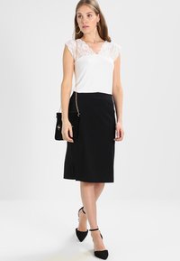 Culture CUELONA - T-shirt con stampa - spring gardenia