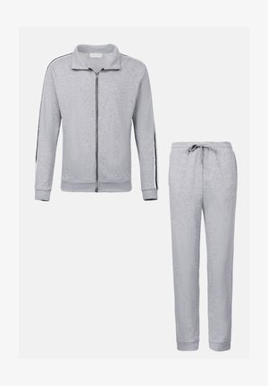 Harmaa vetoketjullinen urheilu takki, jossa on mustat sivu raidat, yhdistettynä yhteen sopiviin harmaisiin jogger-housuihin, joissa on joustava vyötärönauha ja nyöri.