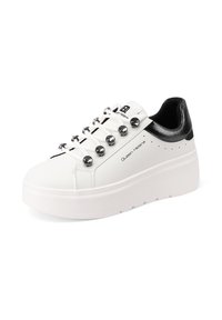Sneaker bianca con piattaforma e accentuazione nera sul tallone, occhielli rotondi argentati e marchio "Queen Helena" sul lato e sulla linguetta.
