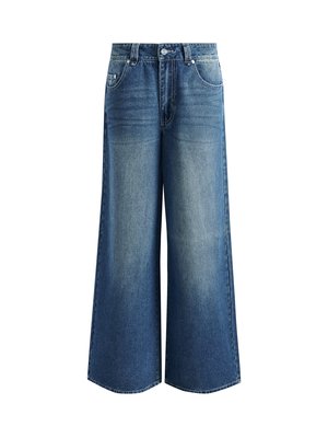 Bredde ben i blå denim med en falmet finish, som har et klassisk fem-lommers design, knappelukking og beltehemper. Teksturert stoff.