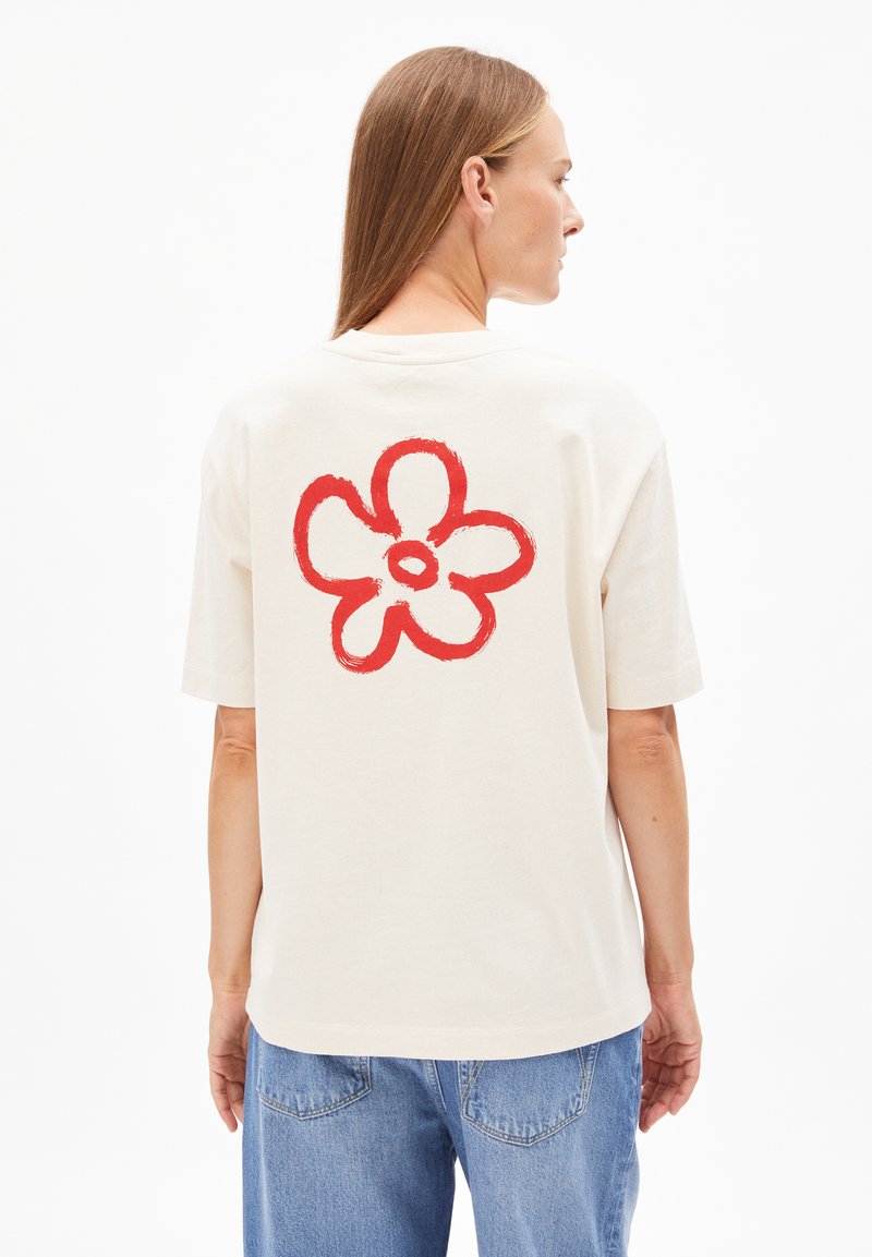 Off-white katoenen t-shirt met een grote rode bloemenprint op de achterkant. Korte mouwen, relaxte pasvorm en ronde hals.