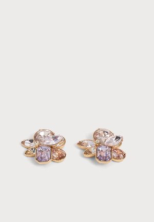 Par de pendientes de tono dorado con un racimo de cristales facetados en tonos morado, transparente y marrón claro, dispuestos como pétalos.
