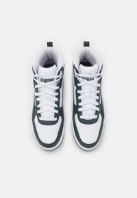 Vysoké tenisky v bílé a tmavě zelené kůži. Mezi rysy patří bílé tkaničky, polstrovaný límec a texturované akcenty. Logo značky na jazyku.