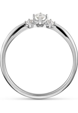 Diamant-Verlobungsring mit einem polierten Weißgoldband. In der Mitte ein runder Diamant, flankiert von kleineren Diamanten in einer Viererkrappenfassung.