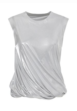 Top argentato metallizzato senza maniche con dettagli di tessuto drappeggiato e raccolto che creano un aspetto testurizzato e lucido, con scollatura rotonda.