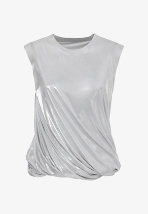 Top argentato metallizzato senza maniche con dettagli di tessuto drappeggiato e raccolto che creano un aspetto testurizzato e lucido, con scollatura rotonda.