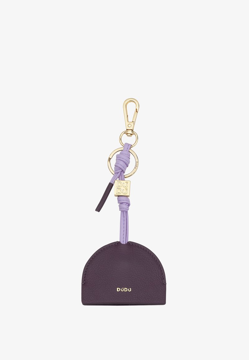 Porte-clés en cuir violet en forme ovale avec un fermoir doré, comportant une sangle lavande et une petite plaque logotypée en relief avec "DUDU".