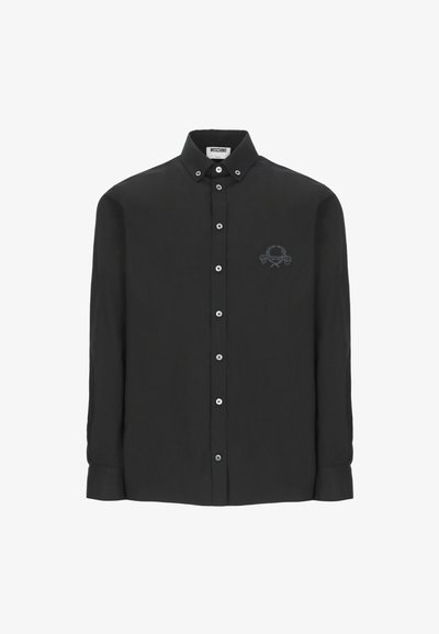 Camicia nera a maniche lunghe con bottoni, colletto abbottonato e un sottile logo ricamato sul lato sinistro del petto, firmata Moschino.