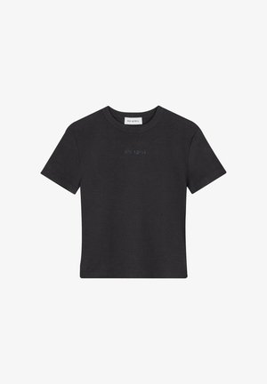 Crna pamučna majica s kratkim rukavima, rebrastim okruglim izrezom i izvezenim tekstom "oh april" u usklađenoj boji na prsima.