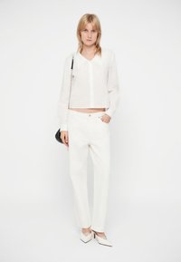 FRAME THE HANG - Pieguloša piegriezuma džinsi - aucl