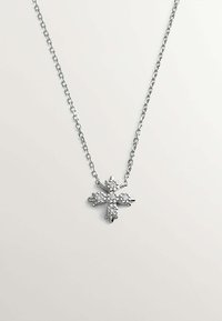 Collar de cadena de plata con un colgante en forma de cruz decorado con pequeñas piedras transparentes, diseño intrincado con brazos texturizados y extremos puntiagudos.