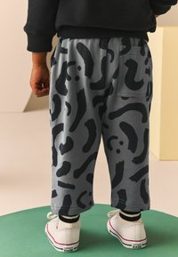 Next JOGGERS REGULAR FIT - Treniņtērpa apakšdaļas - grey patterned