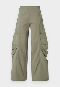 Παντελόνια cargo σε χακί πράσινο, με ελαστική μέση, φαρδιά γραμμή στο πόδι και πολλαπλές πλαϊνές τσέπες με λεπτομέρειες από ραμμένο ύφασμα.