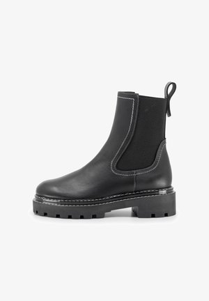 Stivale alla caviglia in pelle nera con pannelli laterali elasticizzati, cuciture bianche a contrasto, punta arrotondata e suola in gomma nera chunky.