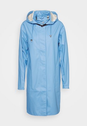 Imperméable bleu clair avec capuche, fermeture éclair frontale recouverte d'un rabat, cordons de serrage ajustables et fermeture par bouton-pression au niveau du cou.