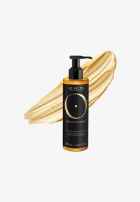 Flacon de revitalisant Revlon Orofluido Radiance Argan avec pompe noire, 240 ml, sur un fond beige crème étalé de produit.