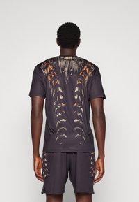Venum TIGER DRY TECH - Sportiniai marškinėliai trumpomis rankovėmis - black/neo orange