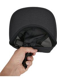 Fekete sapka lapos karimával, texturált anyagból, belső hálós béléssel, állítható pánttal és a tetején egy enyhén ívelt szélekkel.
