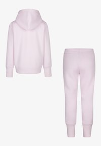 Ροζ φούτερ με κουκούλα και τζόγκερ που ταιριάζουν, κατασκευασμένα από απαλό μείγμα βαμβακιού. Σχεδιασμός με κουκούλα και ριμπ μανσέτες· το παντελόνι διαθέτει ελαστική μέση και στενόμακρα πόδια.