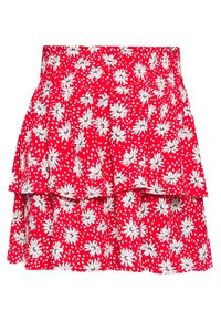 Rode rok met een gerimpelde tailleband, gelaagde ontwerp, witte bloemenprint en polka dot in verschillende groottes over de stof.