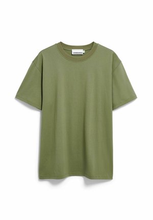 Olivgrünes kurzärmeliges Baumwoll-T-Shirt mit Rundhalsausschnitt und sichtbarem Etikett am Kragen auf weißem Hintergrund.