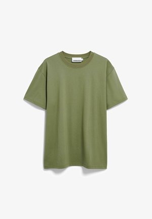 Olivgrünes kurzärmeliges Baumwoll-T-Shirt mit Rundhalsausschnitt und sichtbarem Etikett am Kragen auf weißem Hintergrund.