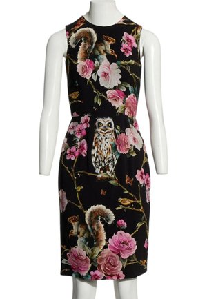 Sort ærmeløs kjole med pink blomster, en ugle, egern og små fugle trykt på en mannequin.