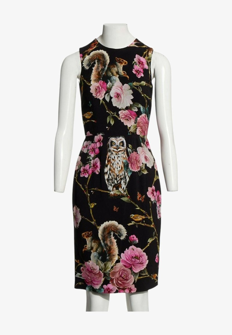 Robe noire sans manches avec des fleurs roses, une chouette, des écureuils et de petits oiseaux imprimés sur un mannequin.