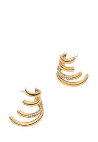 Guldtonade örhängen med en böjd, flerskiktad design som har en horisontell rad av små klara kristaller för extra detaljer.