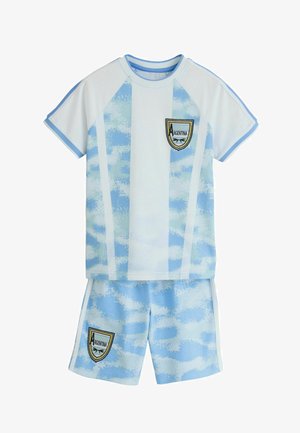 Divisa da calcio per bambini dell'Argentina con righe verticali azzurro chiaro e bianche, maniche corte e pantaloncini abbinati con toppe dell'Argentina.