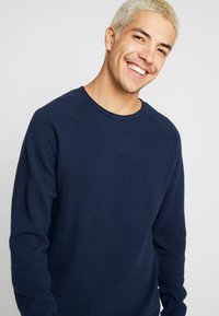Jack & Jones JJEHILL CREW NECK  - Camisola - ensign blue/navy blazer