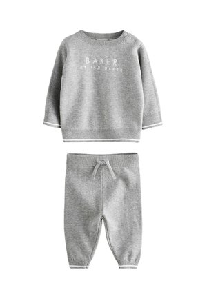 Graues Strick-Babyoutfit mit einem Pullover im Crew-Neck-Stil mit Knopfdetails und passenden Hosen mit elastischem Bund und Kordelzug.
