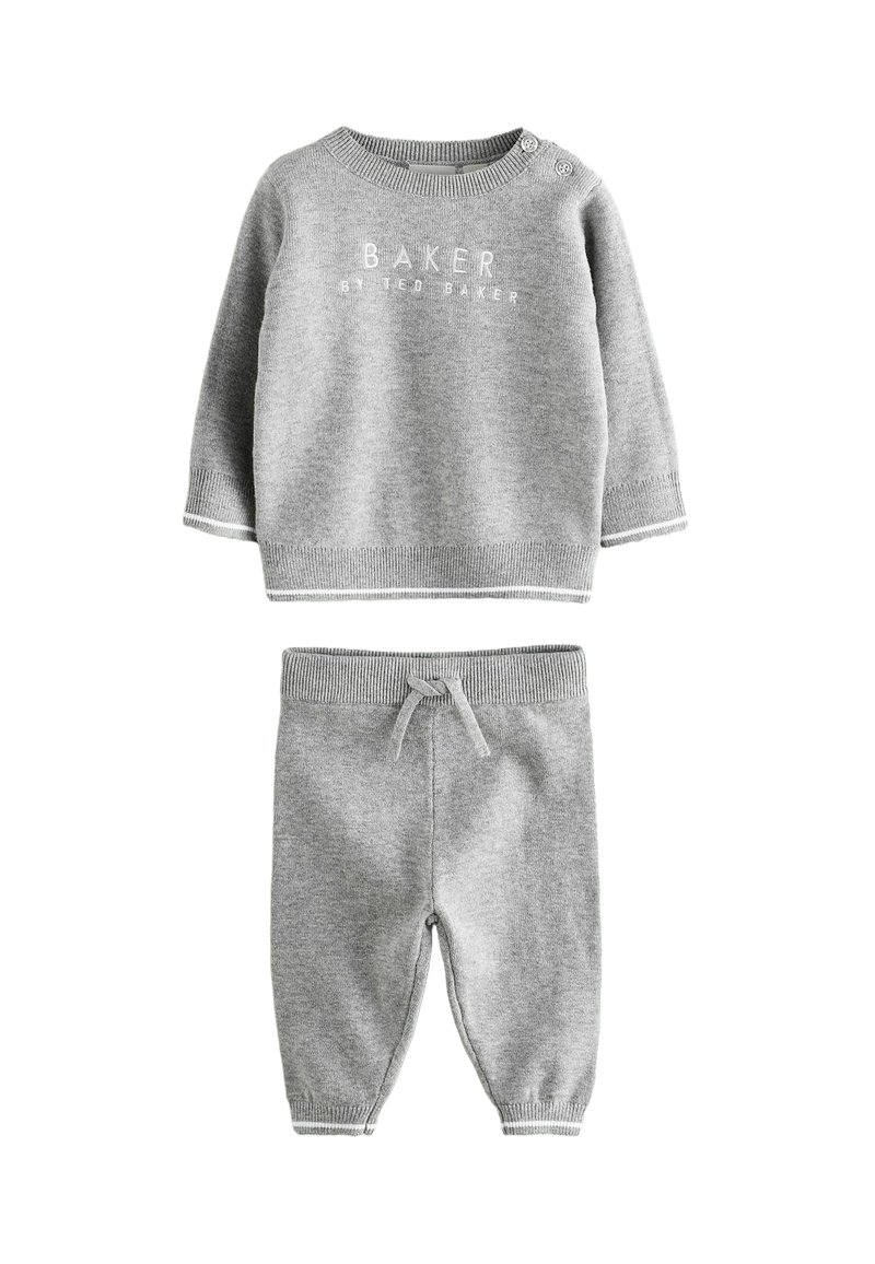 Sivý pletený detský outfit s crew neck svetrom a detailom s gombíkmi, spolu so zodpovedajúcimi nohavicami s elastickým pásom a šnúrkou.