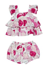 Completo composto da due pezzi con top peplum e pantaloni corti. Realizzato in tessuto con motivo a ciliegie rosa. Maniche arricciate e vita elasticizzata.