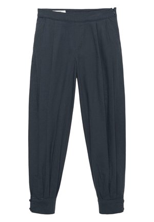 Tmavě šedé kalhoty s plisovaným zkoseným střihem, bočními kapsami, ohrnutými lemy a knoflíkovými detaily na kotnících.