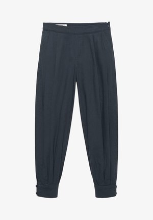 Pantaloni grigi scuro a pieghe, sagomati e con tasche laterali, orli risvoltati e dettagli con bottoni sui polsini alla caviglia.