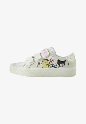 Białe dziecięce trampki z trzema paskami na rzepy, brokatowymi akcentami oraz postaciami Sanrio: Hello Kitty, Pompompurin i Kuromi po boku.