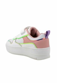 Sneaker bianca con dettagli rosa, verde e iridescenti. Presenta una suola texturizzata e una piccola linguetta sul tallone viola. Design chunky.